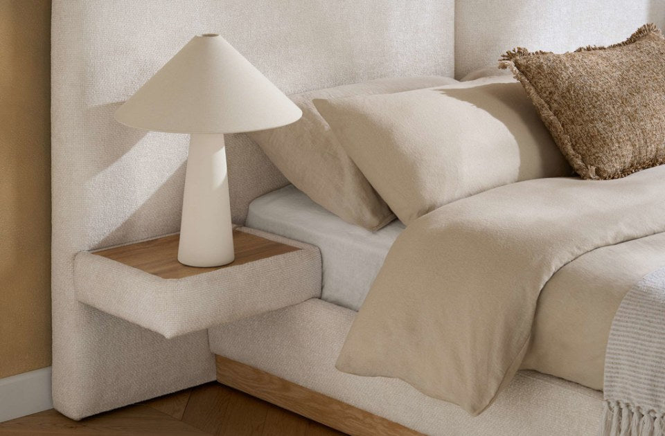 Comodo built-in bedside shelf