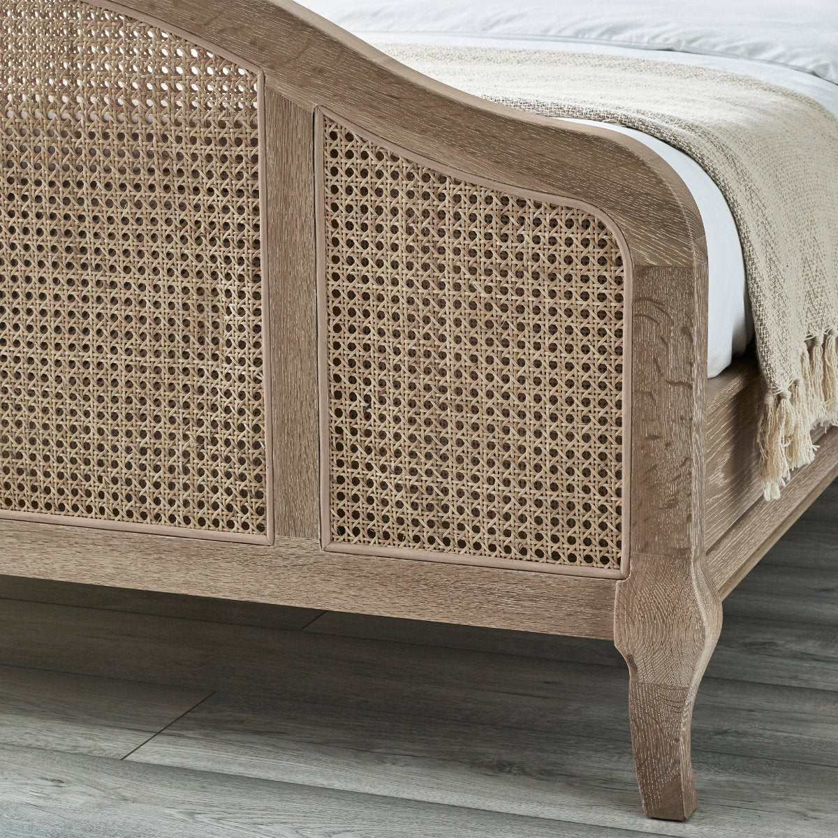 Flower king size light oak finish detail