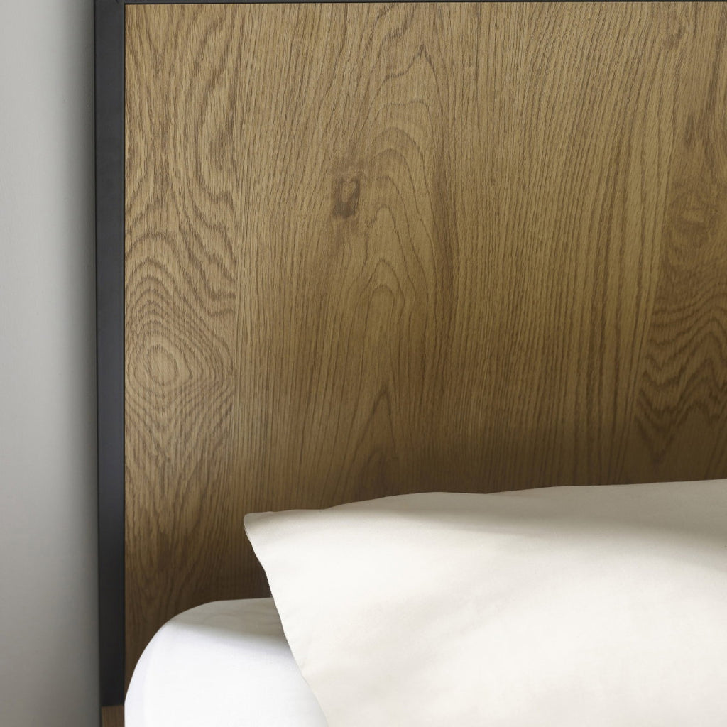 Harlic oak grain close up