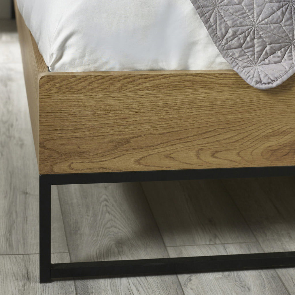 Harlic king size black metal frame detail