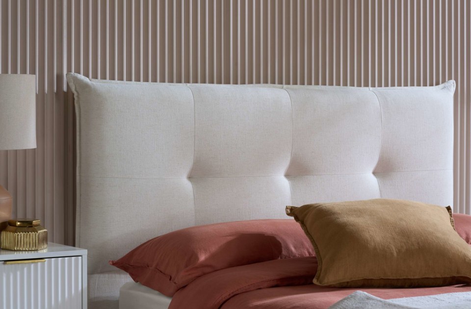 Heaven buttoned headboard