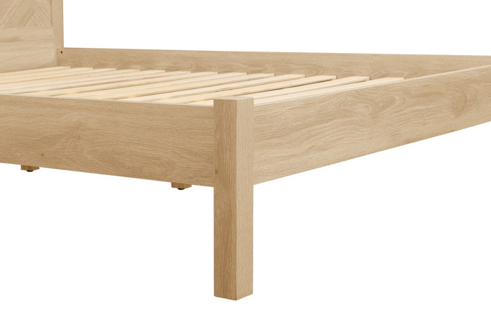 Hemmingway oak frame corner
