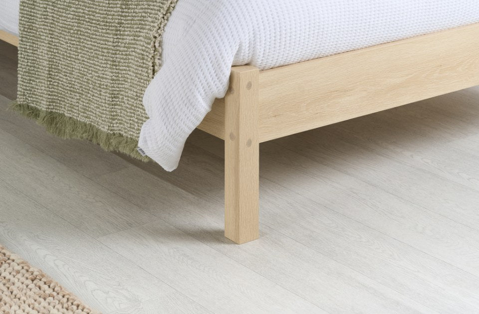 Hemmingway oak leg detail