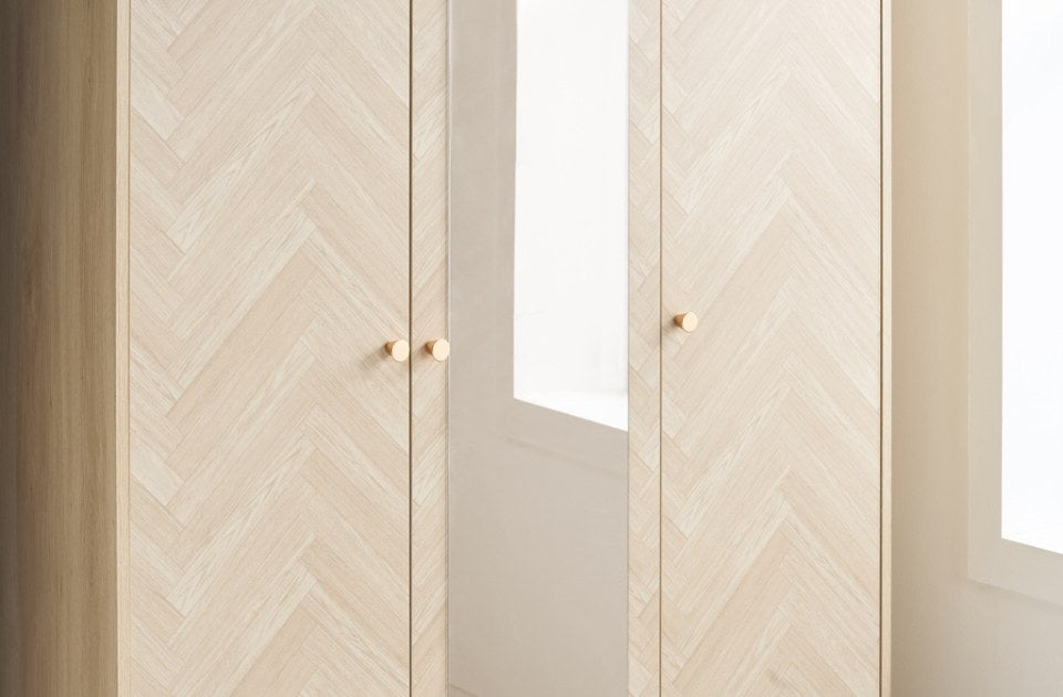 Hemmingway Oak 3 Door Wardrobe With Mirror close-up