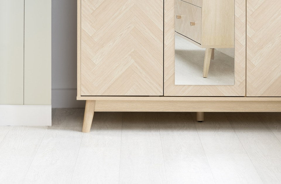 Hemmingway Oak 3 Door Wardrobe With Mirror leg detail