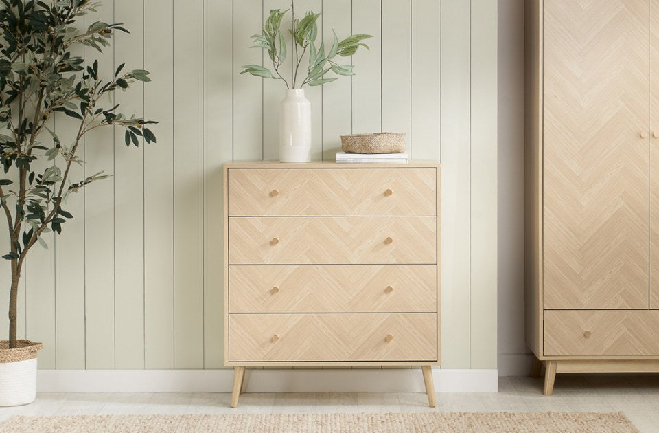 Hemmingway Oak 4 Drawer Chest in a bedroom
