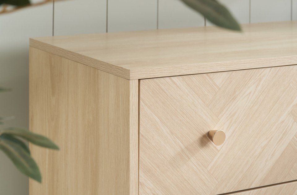 Hemmingway Oak 4 Drawer Chest close-up