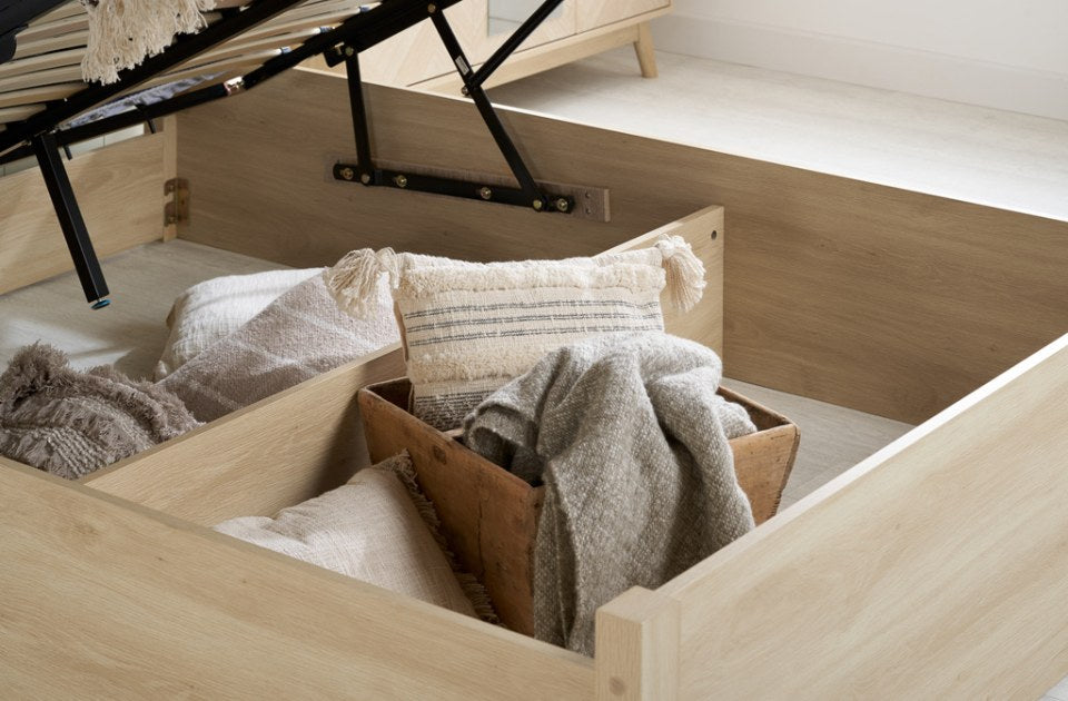 Hemmingway ottoman storage space