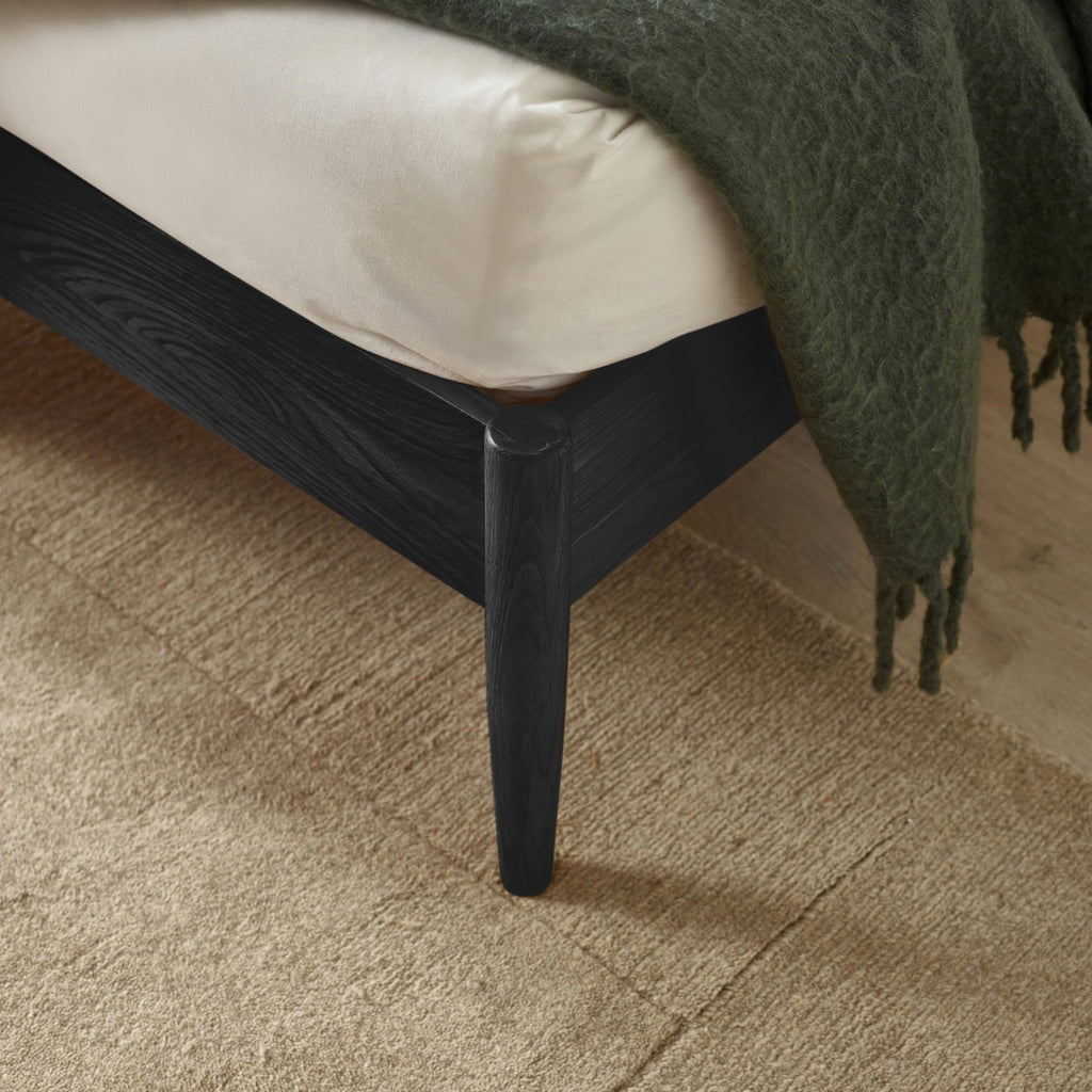 Label black tapered leg detail