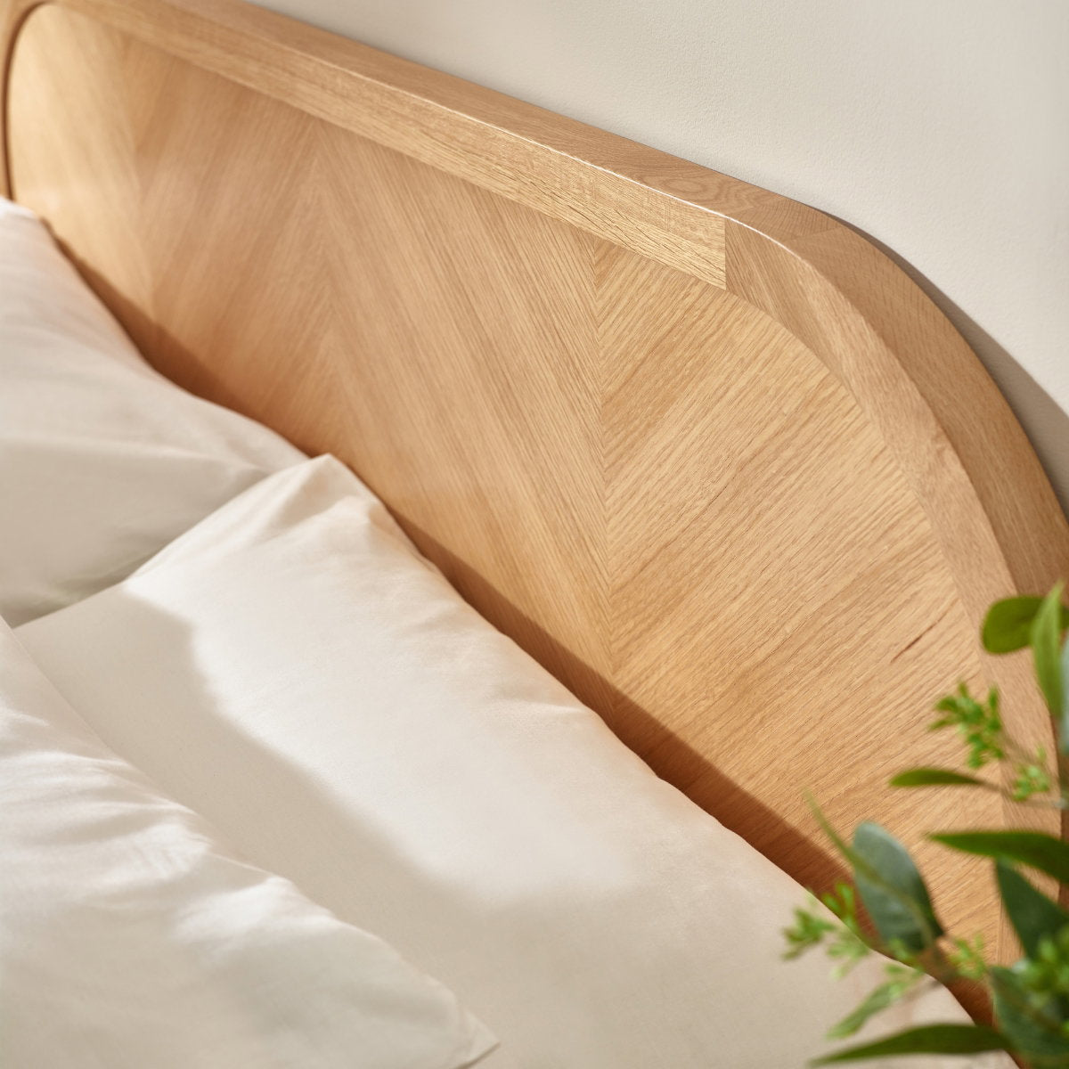 Mylon solid oak leg detail